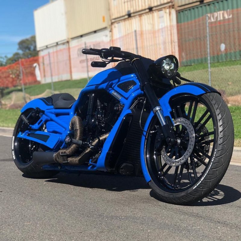 Харлей Дэвидсон v Rod Custom