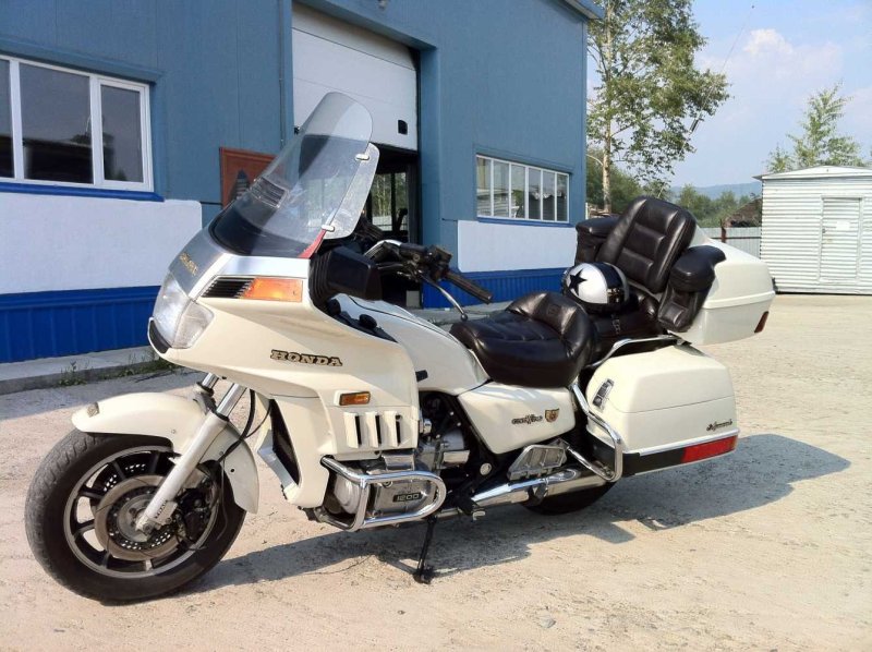 Туристический мотоцикл Хонда gl1800