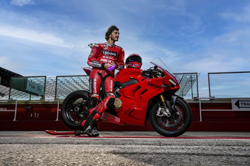 Фото Ducati Panigale v4s 2022 года
