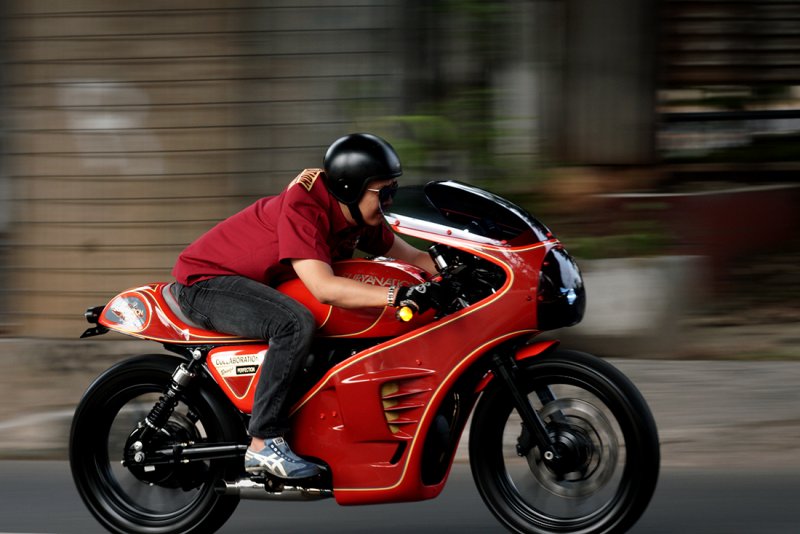 Moto Guzzi парень сидит на Красном стуле