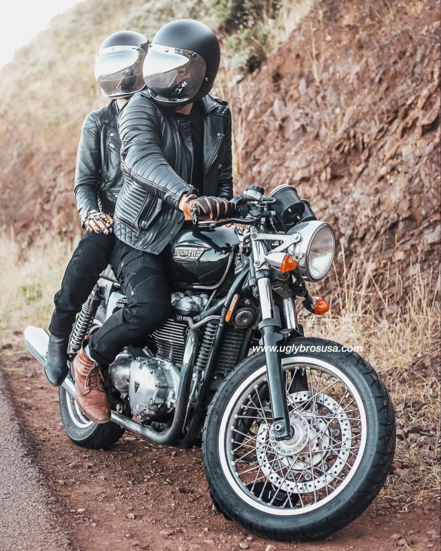 Triumph Bonneville с байкером