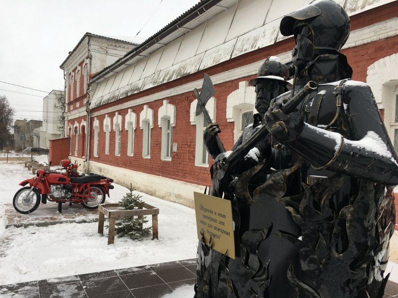 Памятник пожарный мотоцикл