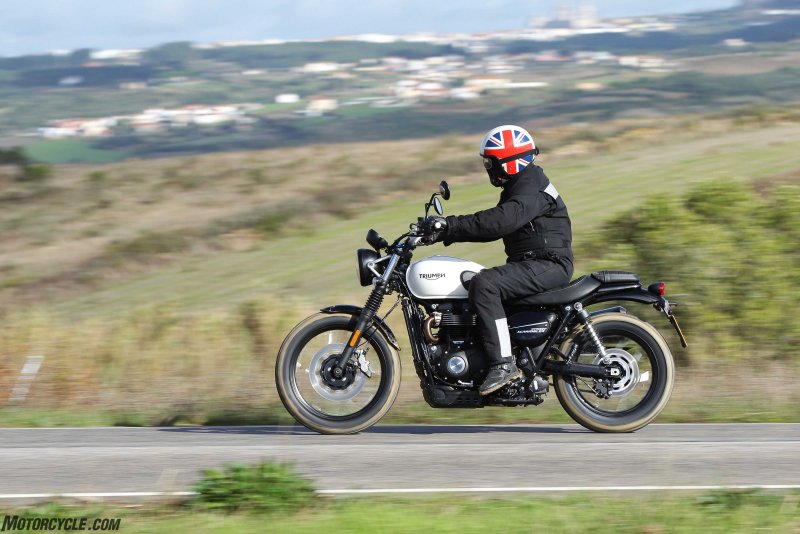 Triumph Street Twin на дороге