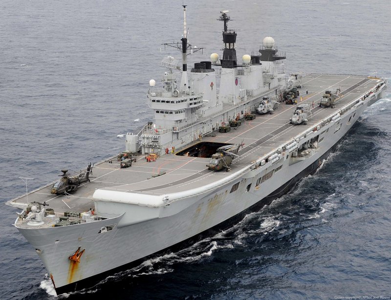 Авианосец HMS illustrious