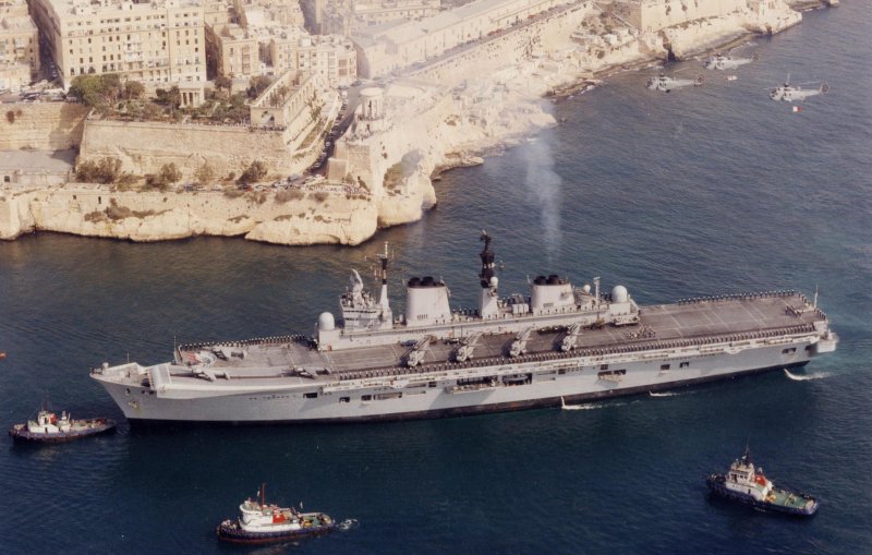 Авианосец HMS illustrious