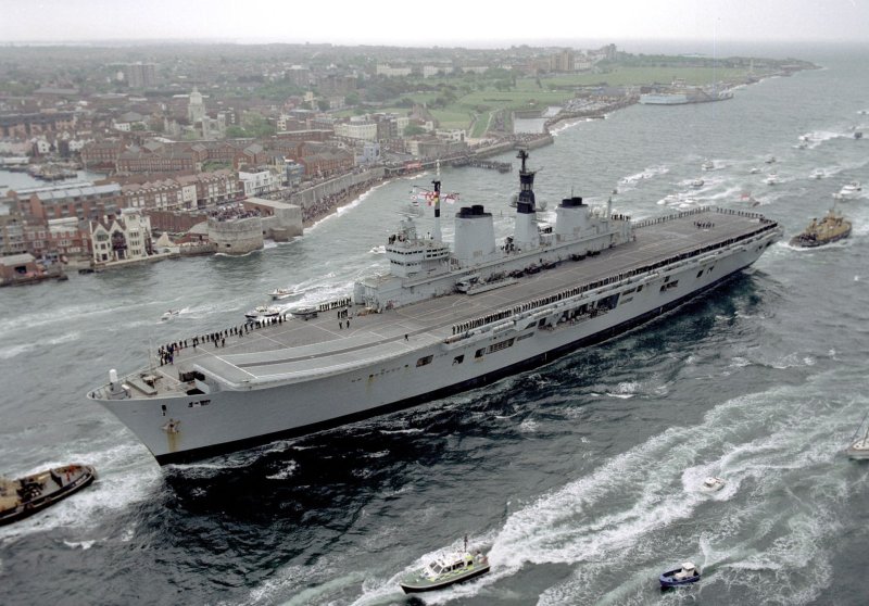 HMS Ark Royal r07 ангар
