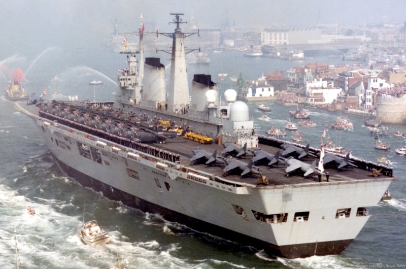 Илластриес авианосец 1982