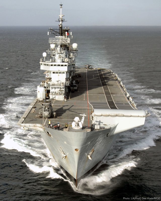 Авианосец HMS illustrious