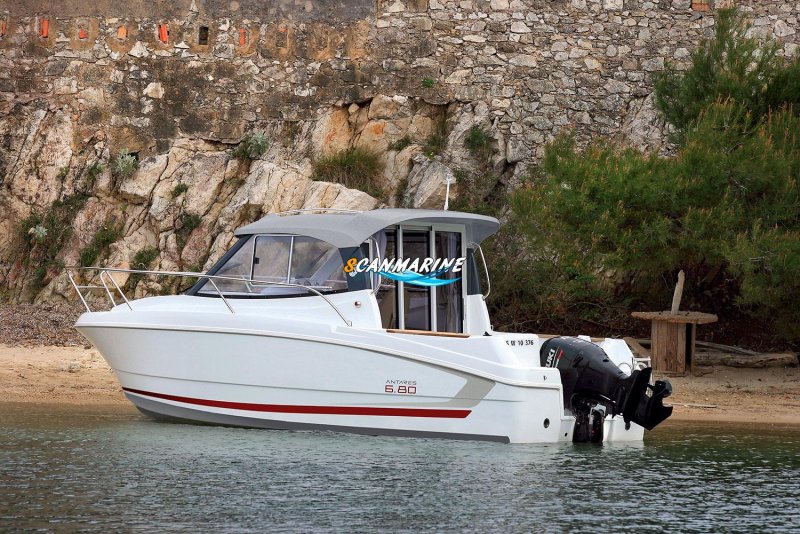 Катер Beneteau Antares