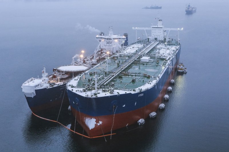 Нефтяной танкер Кирилл Лавров