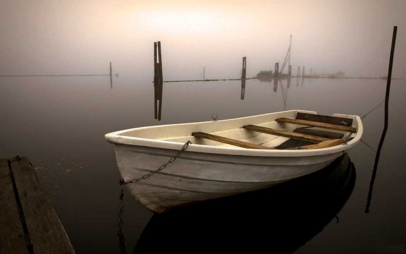 Лодка деревянная на воде