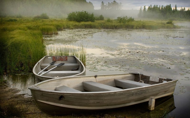Пустая лодка на воде