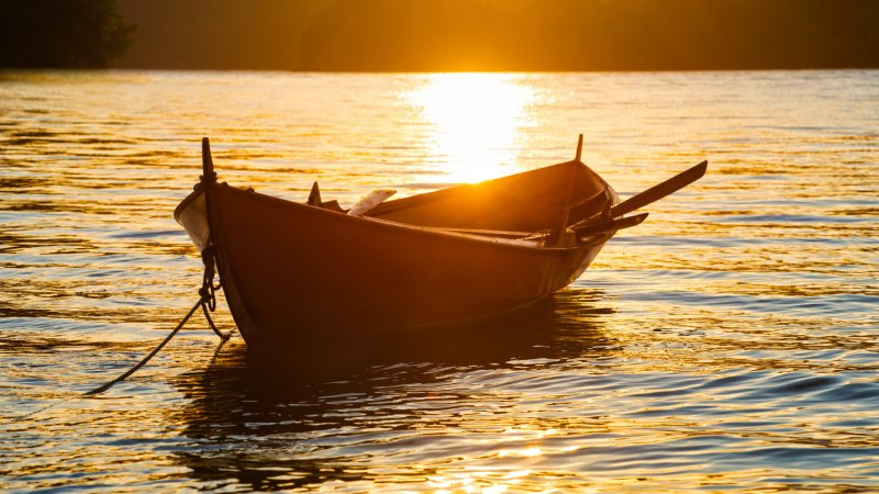 Лодка в море