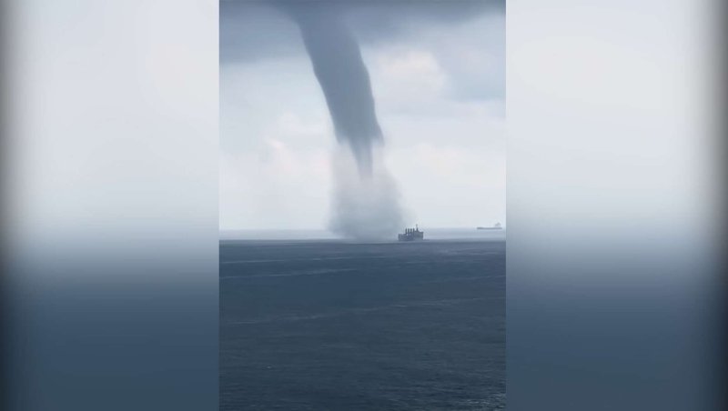 Водяной смерч попал корабль
