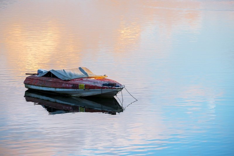Моторная лодка на воде