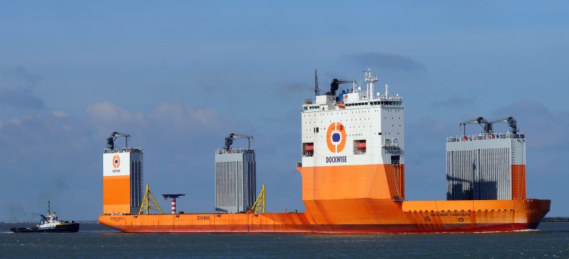 Самый большой в мире корабль - док (Dockwise Vanguard)