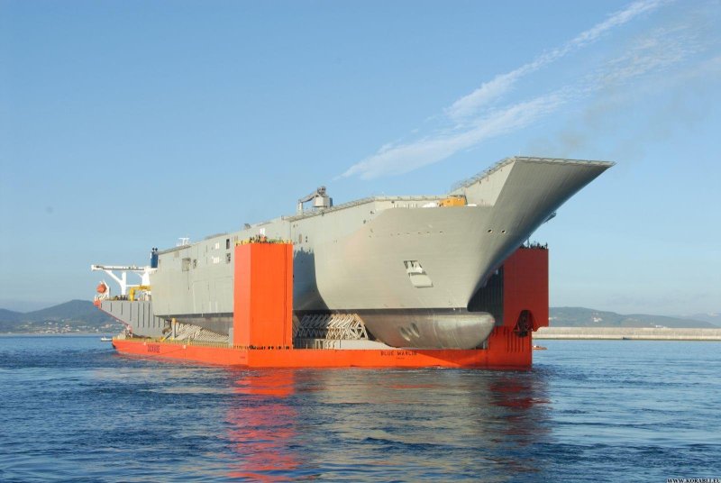Blue Marlin — голландское полупогружаемое грузовое судно