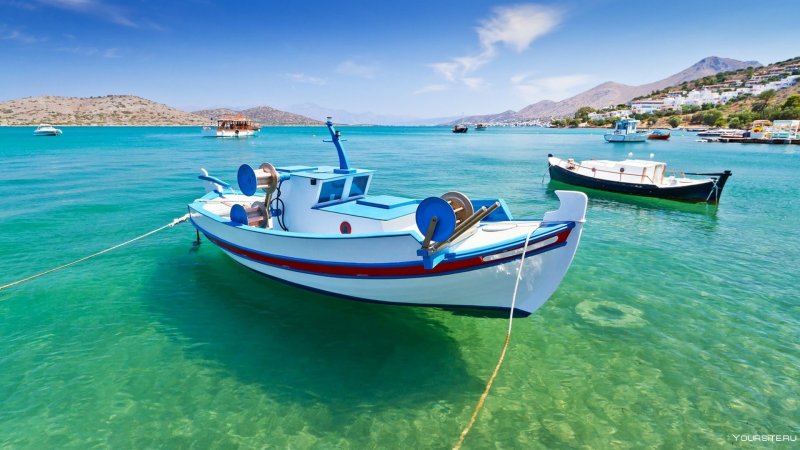Лодка на прозрачной воде