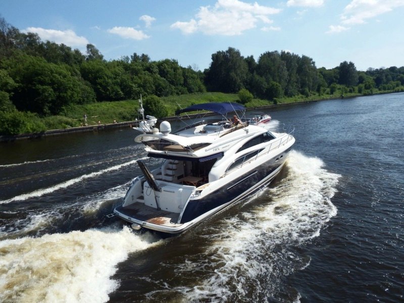 Катер на реке