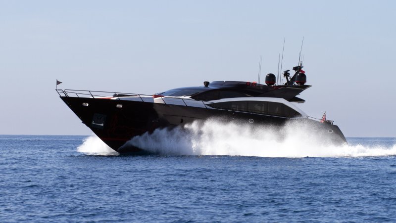 Черный катер