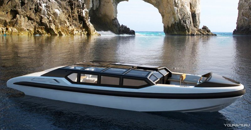 Большая моторная лодка