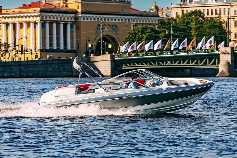 Прогулки на катере в Санкт-Петербурге