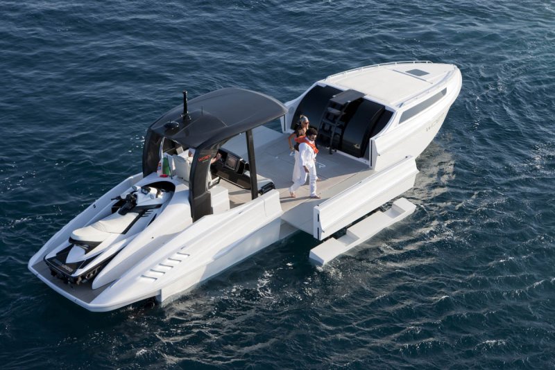 Яхта с гидроциклом