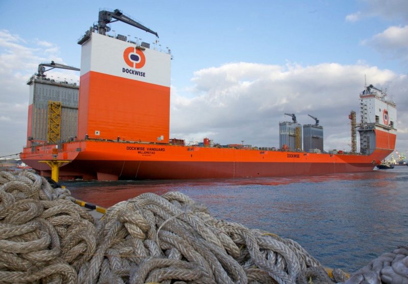 Самый большой в мире корабль - док (Dockwise Vanguard)