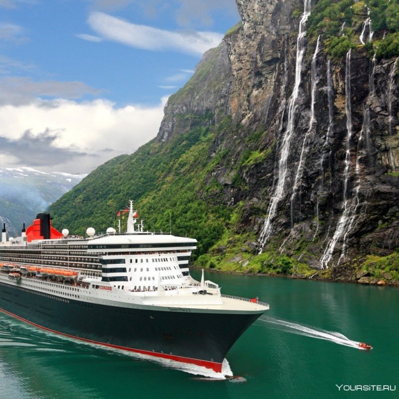 Лайнер Queen Mary 2 в Норвегии