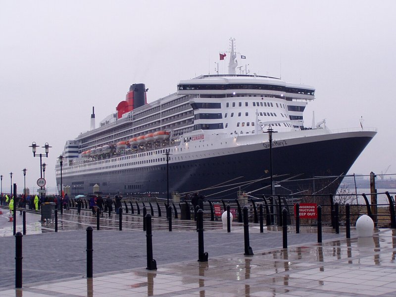 Океанский лайнер Queen Mary 2