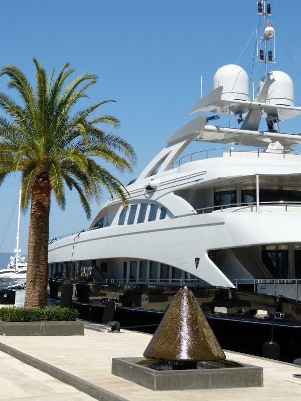 Яхта Luxury Yacht