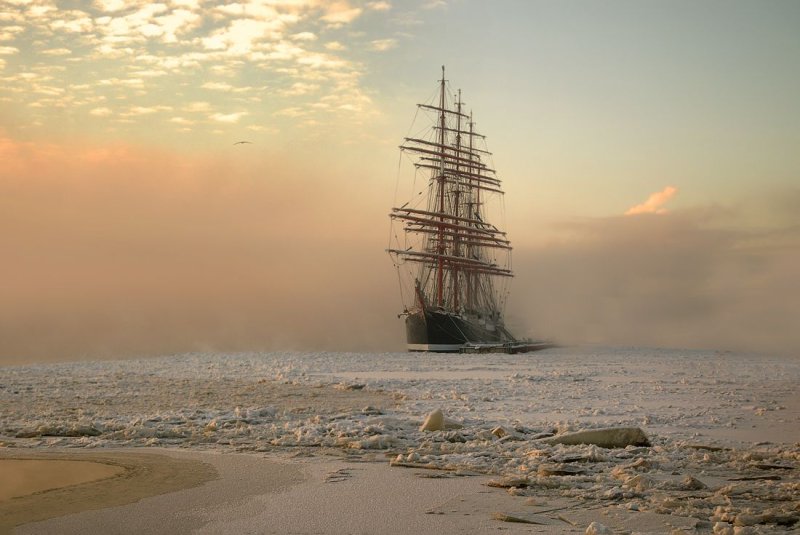 Одинокий корабль в море