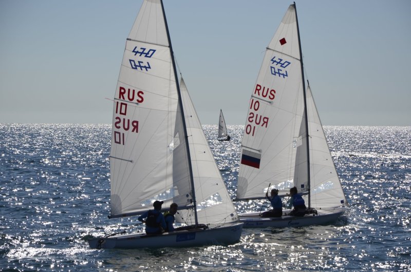 Парусная яхта спортивная 470