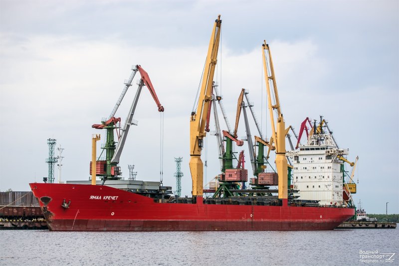 Грузовое судно Ямал Кречет