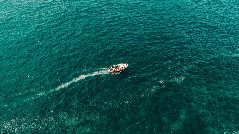 Вид с лодки на море
