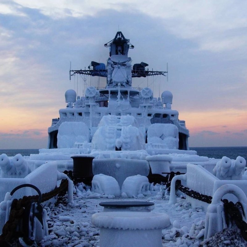 Корабль Североморск обледенел