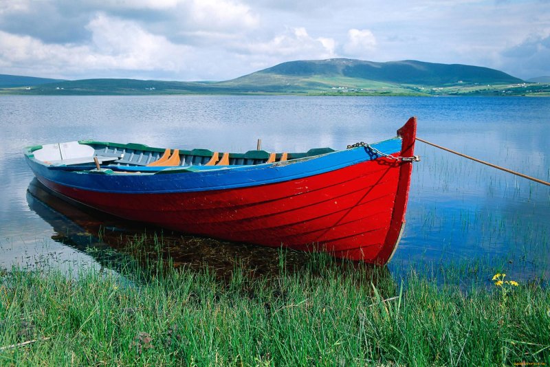 Лодка деревянная на воде
