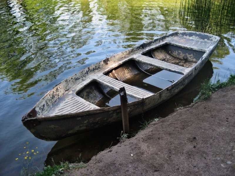 Лодка деревянная старинная