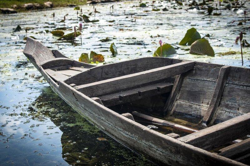 Лодка деревянная на воде