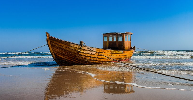 Лодка деревянная в море