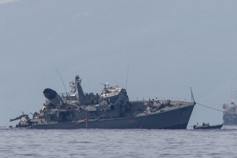Греческие военные протаранили турецкий военный корабль.
