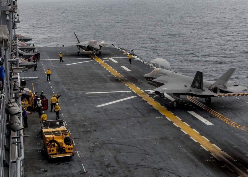 F35b на авианосце США