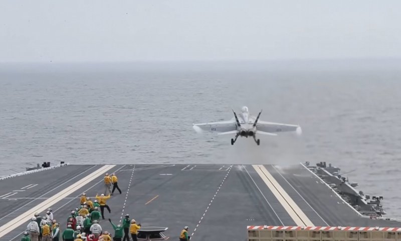 Авианосец США взлёт самолёта