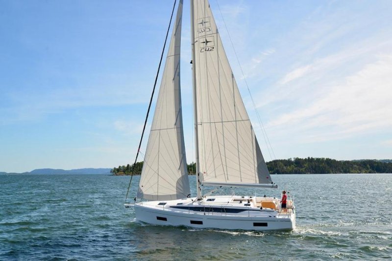 Яхта Bavaria 42