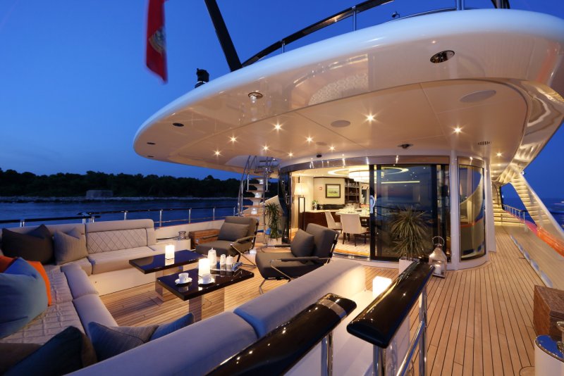 Яхта Luxury Yacht