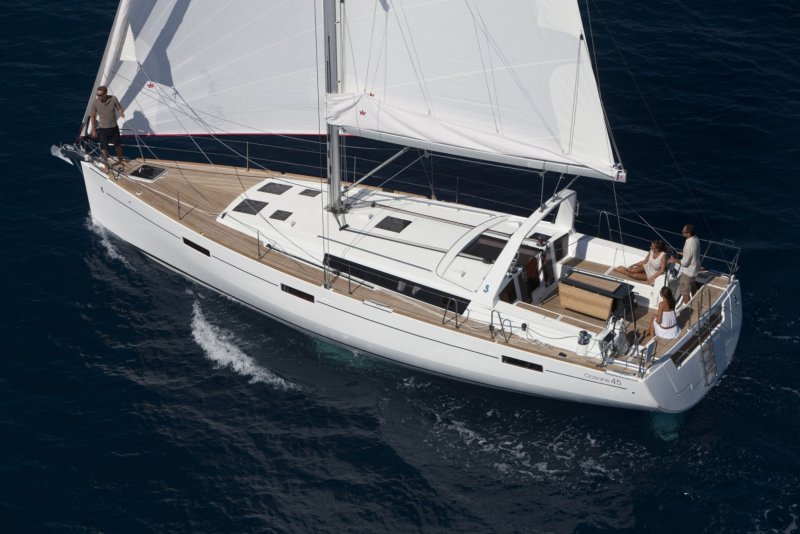 Яхта Beneteau 45