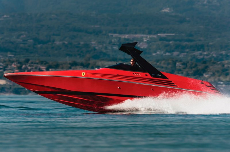Riva Ferrari 32