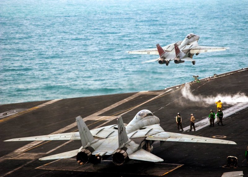 F14 Tomcat на палубе