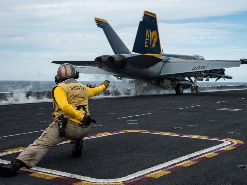 F/A-18 super Hornet на авианосце взлёт