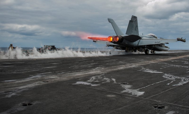 Взлет с авианосца США